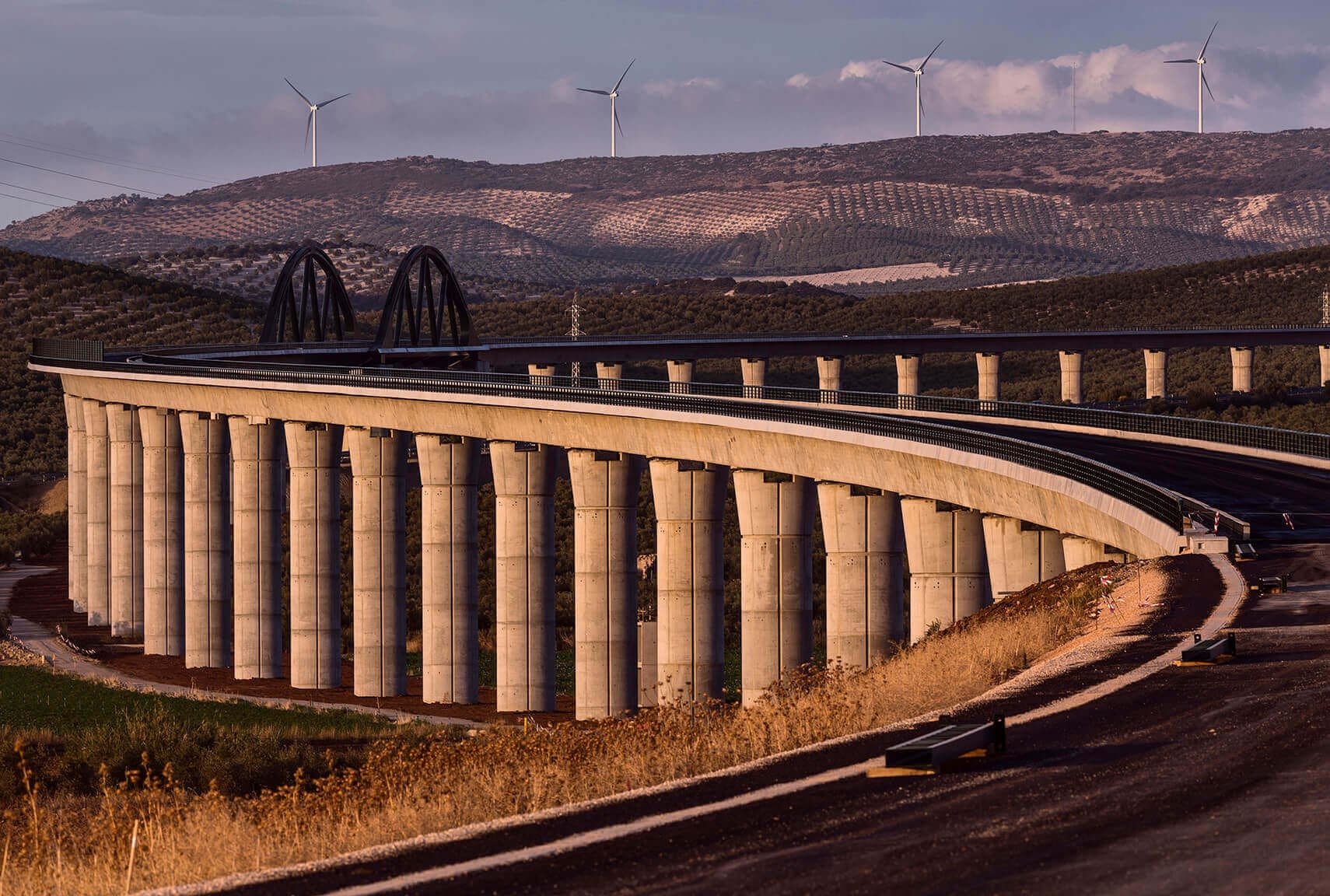 Imagen puente con carretera transitoria.